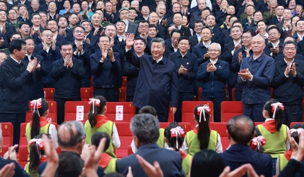 习近平观看庆祝新疆维吾尔自治区成立70周年文艺晚会《美丽新疆》