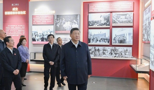 习近平参观新疆维吾尔自治区成立70周年主题成就展